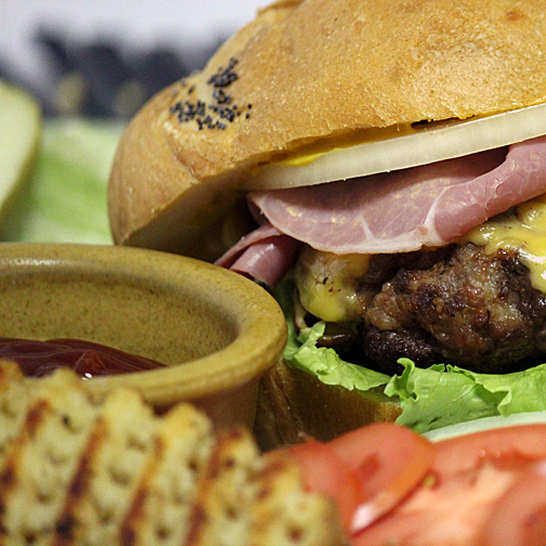 Cheeseburgers with onion, fennel and caraway